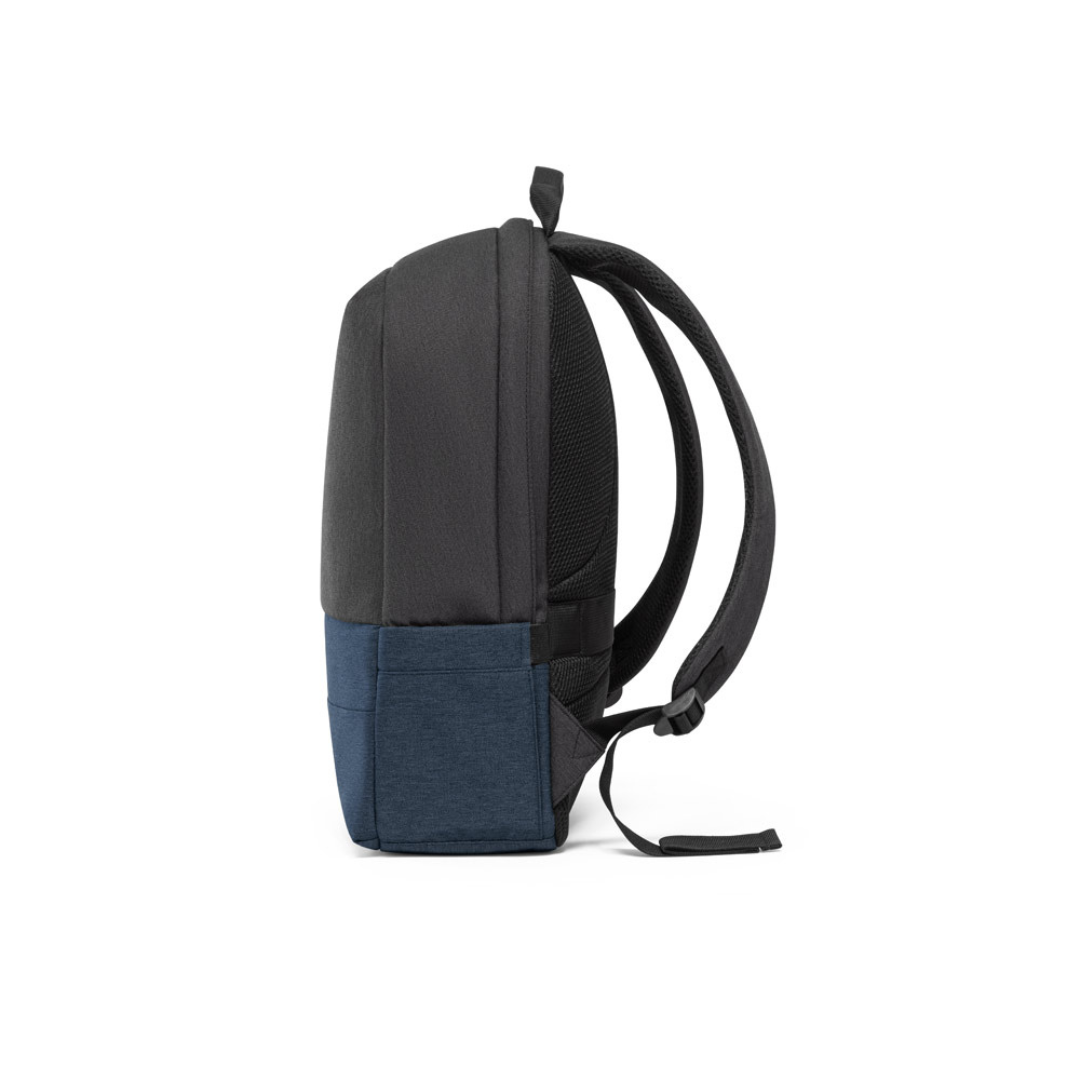 Mochila antirrobo fabricada en poliéster reciclado rPET 600D con compartimento para portátil, ideal para regalos de empresa sostenibles.